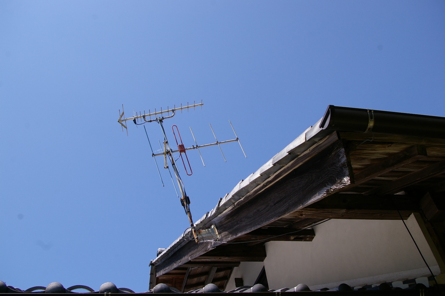 VHF and UHF television antenna; public-domain photo by takami torao via Wikimedia Commons.
